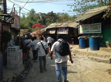 フィリピン・マニラのスラム街での支援活動を視察